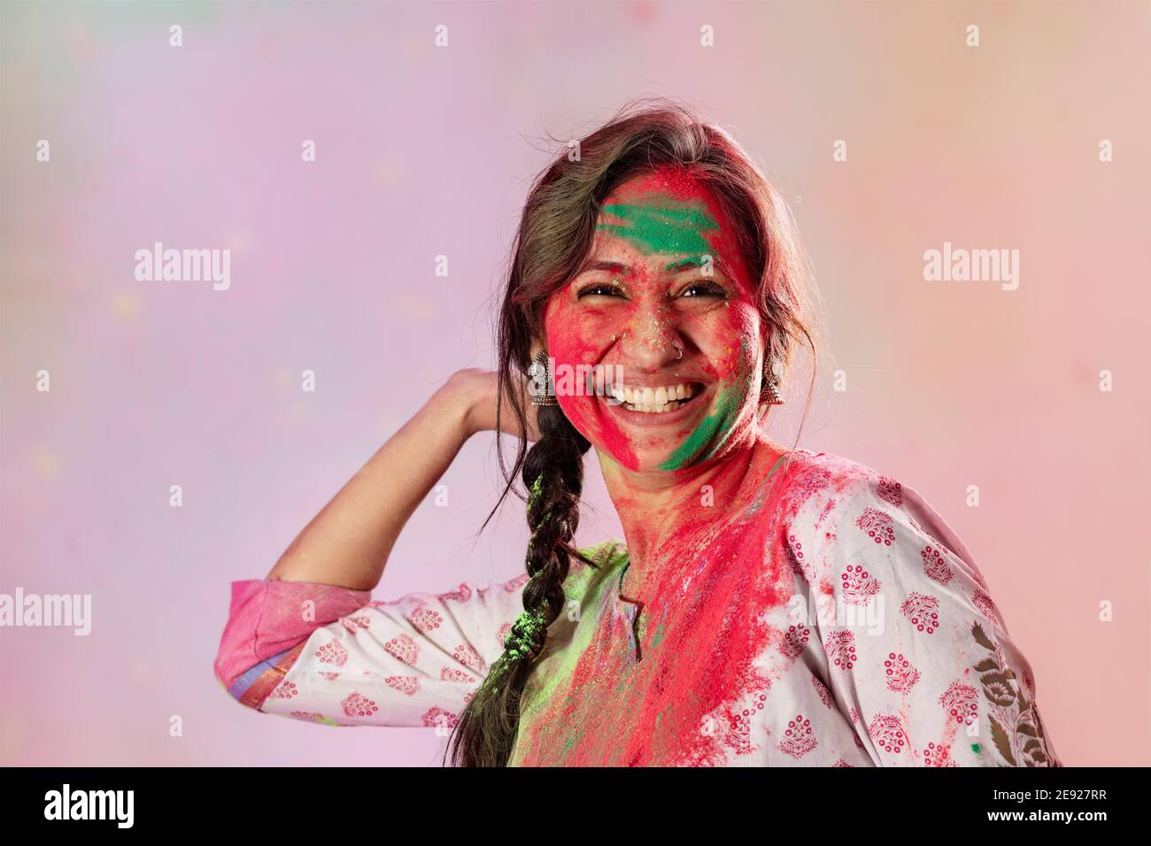 Femme jetant le gulal à l'occasion de Holi Banque D'Images