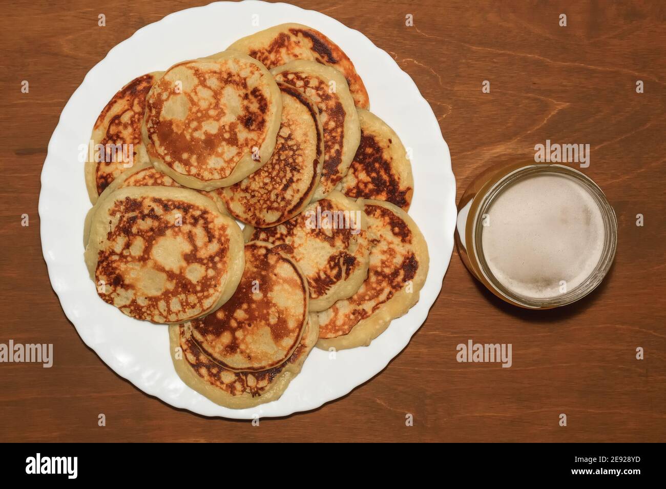 vue de dessus des crêpes sur le plat blanc et le pot de miel Banque D'Images