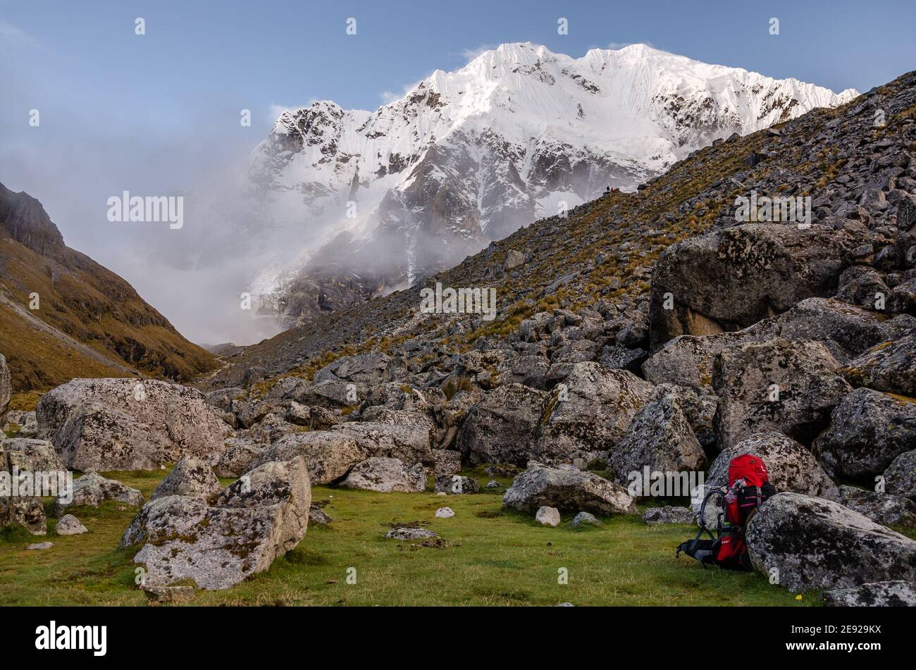 Camping face à une montagne majestueuse au Salkantay trek dans les Andes à Cusco région au Pérou, en Amérique du Sud Banque D'Images