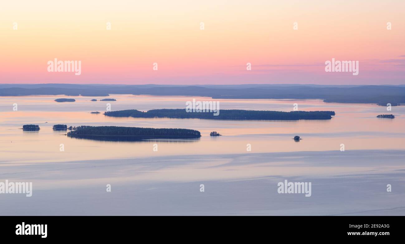Paysage de lac pittoresque avec coucher de soleil et de belles îles île à Soirée d'été ambiance dans le parc national de Finlande Banque D'Images