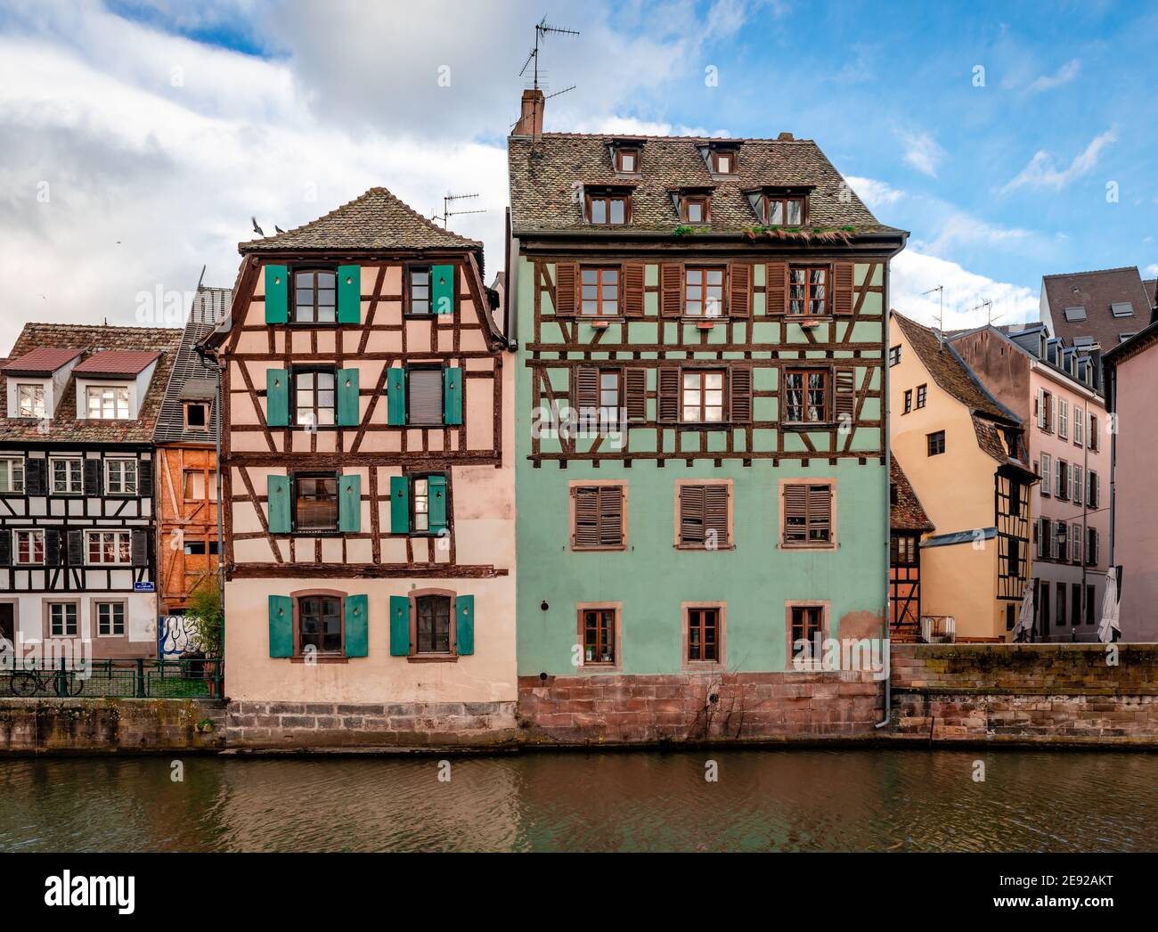 Maisons à colombages face à l'Ill, dans le quartier de la petite France, Strasbourg, France. Banque D'Images