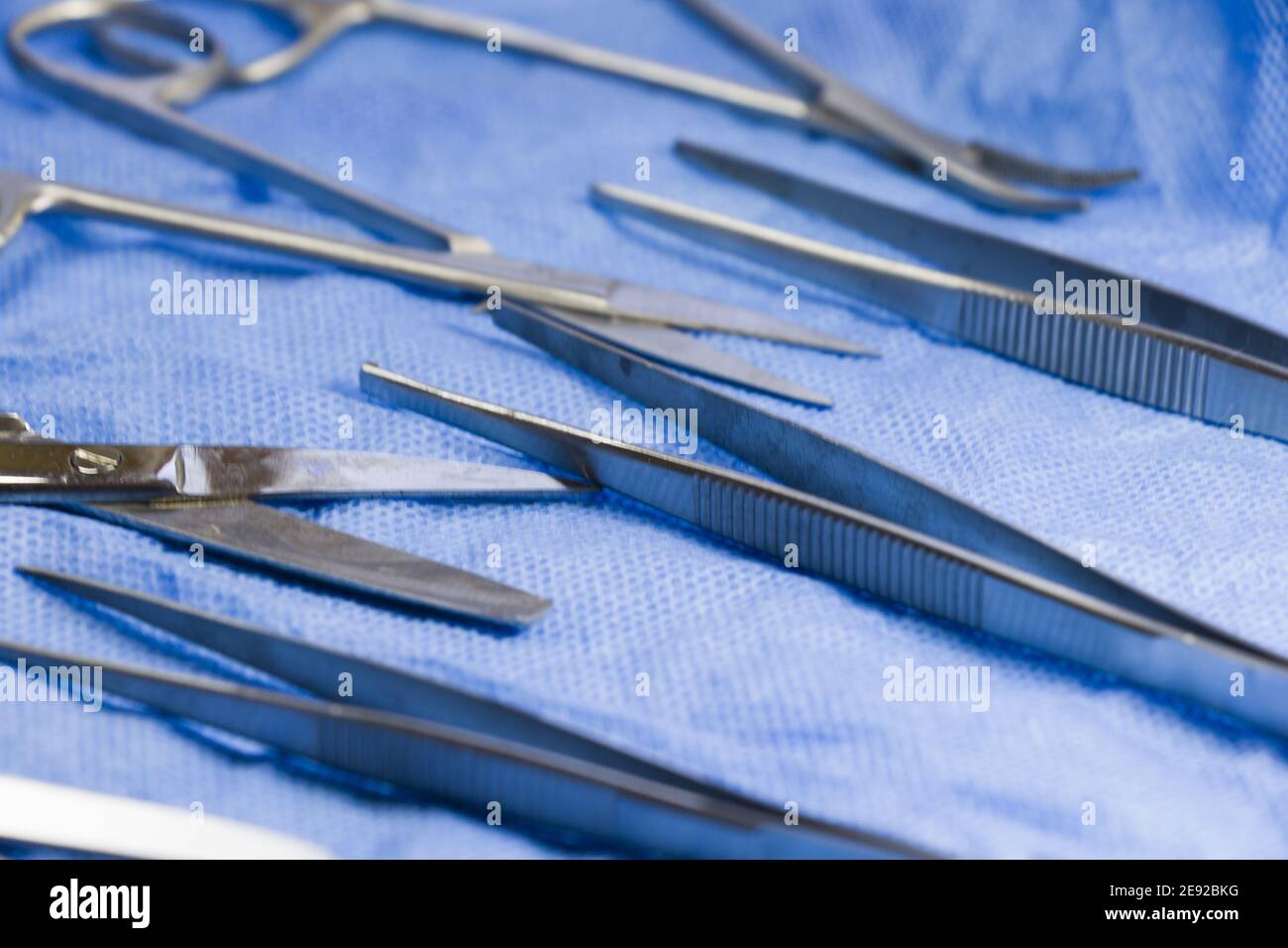 Kit de dissection en acier inoxydable sur table stérile bleue Banque D'Images