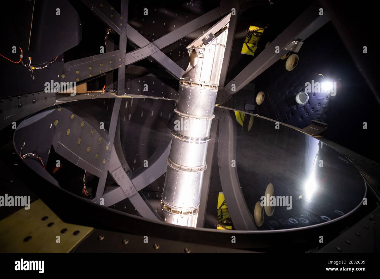 26 janvier 2021, Hambourg: Le télescope de réflexion de l'observatoire stratosphérique de vol « OFIA » à l'intérieur d'un Boeing 747 converti lors des derniers contrôles de Lufthansa Technik. L'Observatoire stratosphérique d'astronomie infrarouge (Sofia) est un Boeing 747 converti en télescope de vol par l'agence spatiale américaine NASA et le Centre aérospatial allemand (DLR). Elle a été en cours de maintenance à la base Lufthansa Technik de Hambourg ces dernières semaines. Photo: Christian Charisius/dpa Banque D'Images