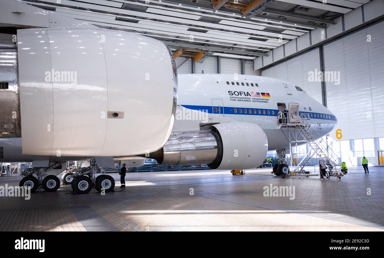 26 janvier 2021, Hambourg: Un Boeing 747 reconverti avec l'observatoire stratosphérique de vol « OFIA » lors des contrôles finaux effectués par Lufthansa Technik. L'Observatoire stratosphérique d'astronomie infrarouge (Sofia) est un Boeing 747 converti en télescope de vol par l'agence spatiale américaine NASA et le Centre aérospatial allemand (DLR). Il a été en cours de maintenance à la base Lufthansa Technik à Hambourg au cours des dernières semaines. Photo: Christian Charisius/dpa Banque D'Images