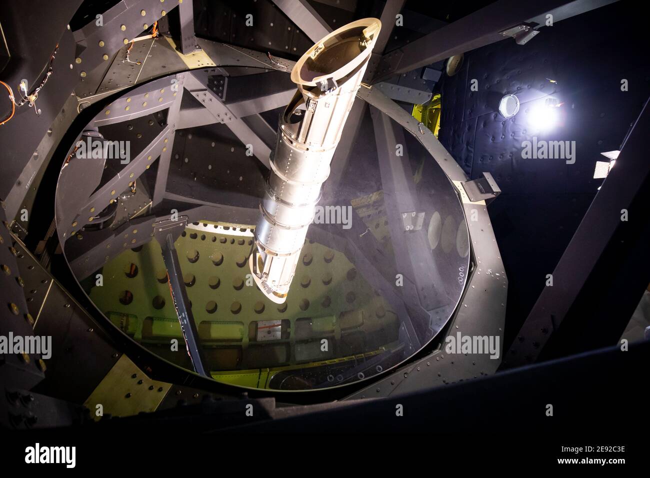 26 janvier 2021, Hambourg: Le télescope de réflexion de l'observatoire stratosphérique de vol « OFIA » à l'intérieur d'un Boeing 747 converti lors des derniers contrôles de Lufthansa Technik. L'Observatoire stratosphérique d'astronomie infrarouge (Sofia) est un Boeing 747 converti en télescope de vol par l'agence spatiale américaine NASA et le Centre aérospatial allemand (DLR). Elle a été en cours de maintenance à la base Lufthansa Technik de Hambourg ces dernières semaines. Photo: Christian Charisius/dpa Banque D'Images