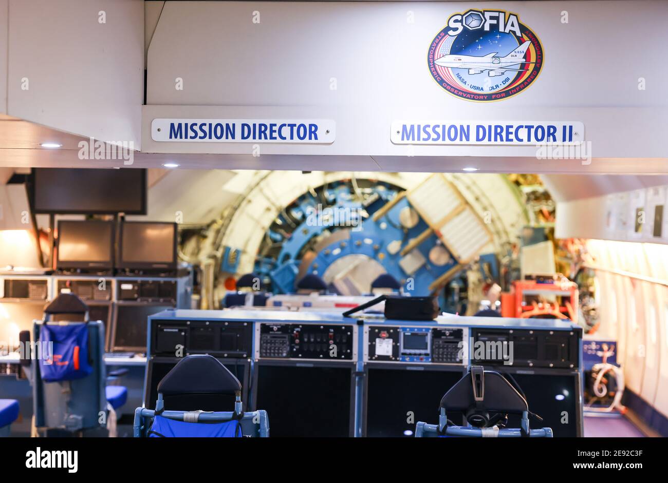 26 janvier 2021, Hambourg: Vue sur la zone de commandement et de contrôle de l'observatoire stratosphérique de vol « OFIA » à l'intérieur d'un Boeing 747 converti lors des derniers contrôles de Lufthansa Technik. L'Observatoire stratosphérique d'astronomie infrarouge (SOFIA) est un Boeing 747 converti en télescope de vol par l'agence spatiale américaine NASA et le Centre aérospatial allemand (DLR). Elle a été en cours de maintenance à la base Lufthansa Technik de Hambourg ces dernières semaines. Photo: Christian Charisius/dpa Banque D'Images