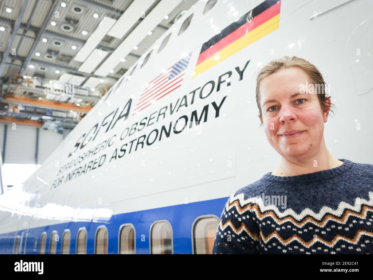 26 janvier 2021, Hambourg: Nadine Fischer, ingénieur télescope et expert en génie mécanique et logiciel de l'Institut allemand de Sofia, se dresse devant le Boeing 747 converti avec l'observatoire stratosphérique de vol « SOFIA » lors des contrôles finaux à Lufthansa Technik. L'Observatoire stratosphérique d'astronomie infrarouge (Sofia) est un Boeing 747 converti en télescope de vol par l'agence spatiale américaine NASA et le Centre aérospatial allemand (DLR). Elle a été en cours de maintenance à la base Lufthansa Technik de Hambourg ces dernières semaines. Photo: Christian Charisius/dpa Banque D'Images