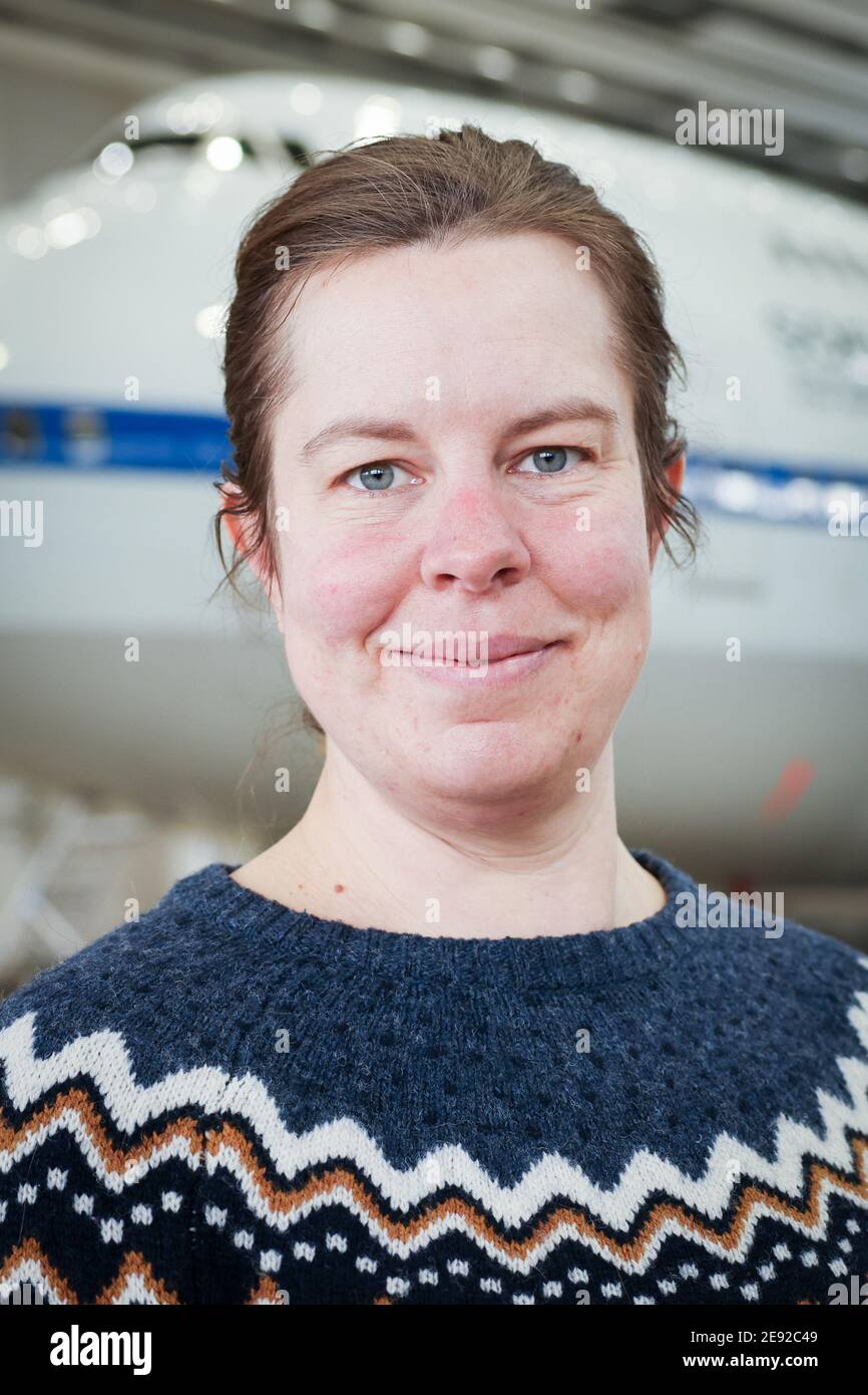 26 janvier 2021, Hambourg: Nadine Fischer, ingénieur télescope et expert en génie mécanique et logiciel de l'Institut allemand de Sofia, se dresse devant le Boeing 747 converti avec l'observatoire stratosphérique de vol « SOFIA » lors des contrôles finaux à Lufthansa Technik. L'Observatoire stratosphérique d'astronomie infrarouge (Sofia) est un Boeing 747 converti en télescope de vol par l'agence spatiale américaine NASA et le Centre aérospatial allemand (DLR). Elle a été en cours de maintenance à la base Lufthansa Technik de Hambourg ces dernières semaines. Photo: Christian Charisius/dpa Banque D'Images