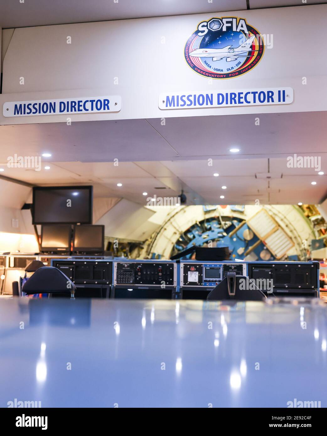 26 janvier 2021, Hambourg: Vue sur la zone de commandement et de contrôle de l'observatoire stratosphérique de vol « OFIA » à l'intérieur d'un Boeing 747 converti lors des derniers contrôles de Lufthansa Technik. L'Observatoire stratosphérique d'astronomie infrarouge (SOFIA) est un Boeing 747 converti en télescope de vol par l'agence spatiale américaine NASA et le Centre aérospatial allemand (DLR). Elle a été en cours de maintenance à la base Lufthansa Technik de Hambourg ces dernières semaines. Photo: Christian Charisius/dpa Banque D'Images