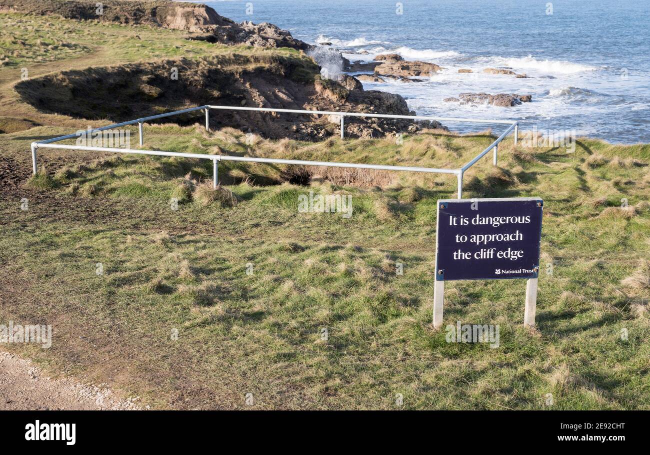 Un trou d'évier et une dangereuse falaise entre South Shields et Marsden, dans le nord-est de l'Angleterre, au Royaume-Uni Banque D'Images