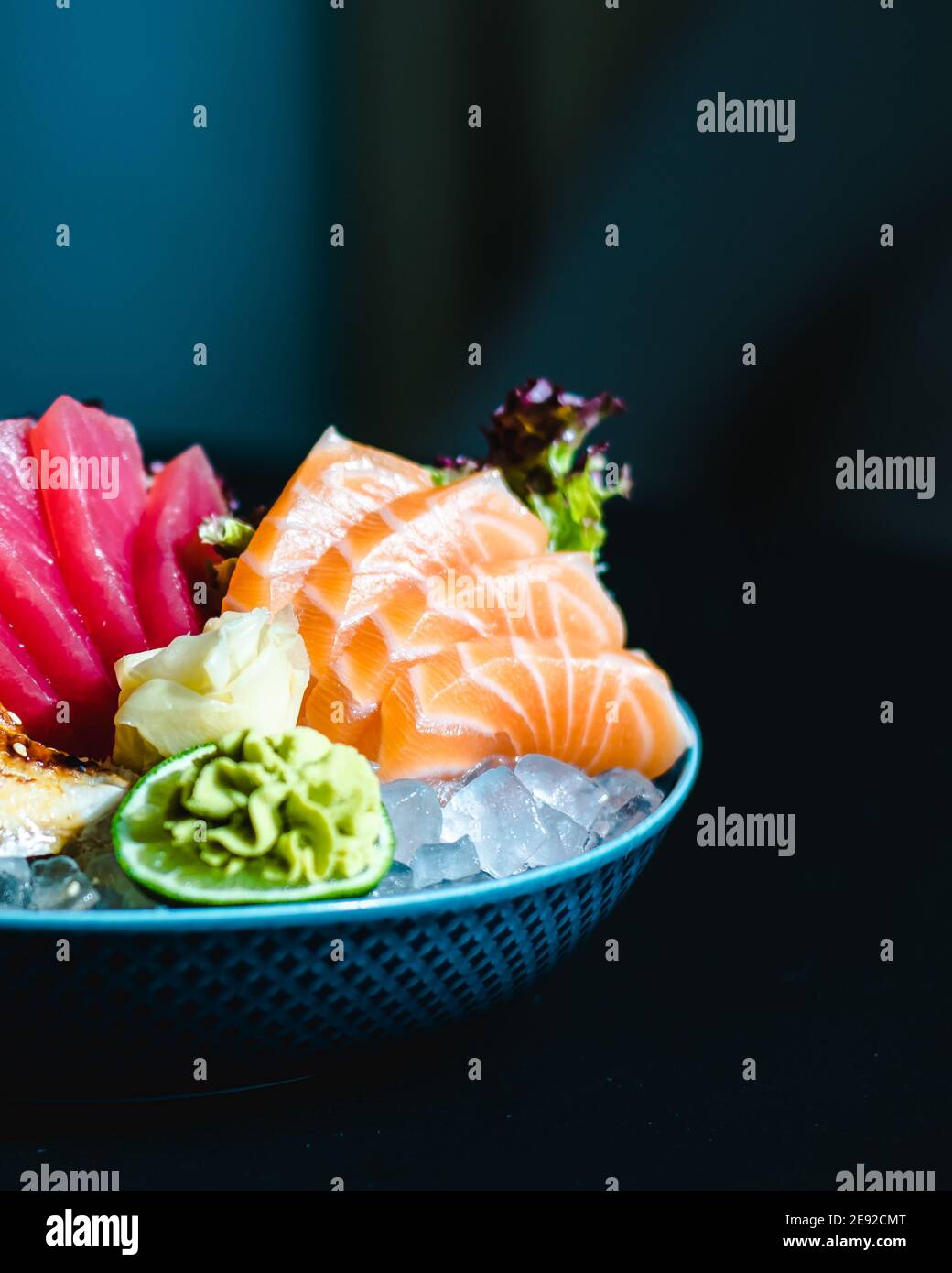 Différents types de (ebi, saké, unagi, maguro) sashimi sur glace dans un bol dans un restaurant Banque D'Images