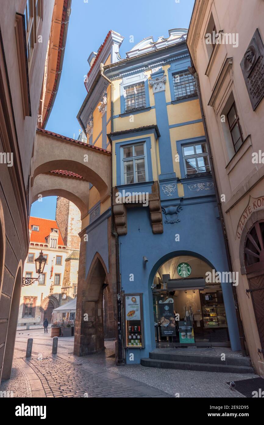 Café Starbucks à la place de la Vieille ville le 1er février 2021 à Prague, République Tchèque. Banque D'Images