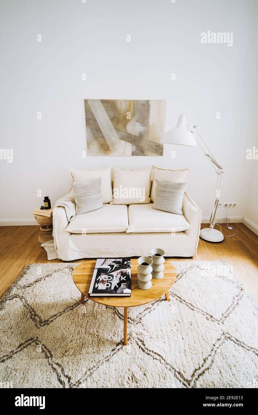 photo d'un canapé blanc dans le salon Banque D'Images