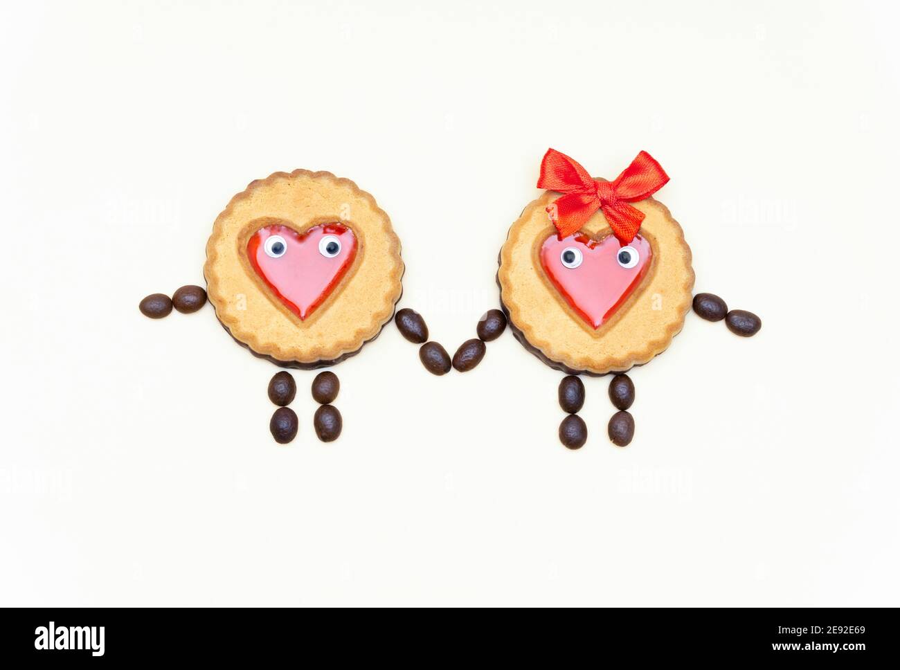 Couple drôle fait de biscuits et de grains de café tenant les mains. Concept d'amour créatif. Banque D'Images