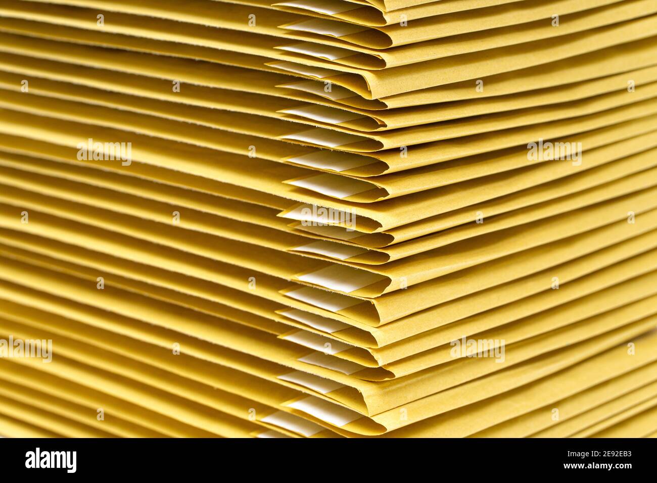 Gros plan d'une pile d'enveloppes matelassées jaunes Banque D'Images