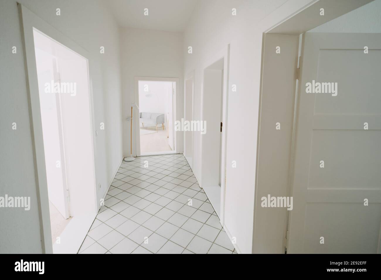photo d'un couloir dans un appartement moderne Banque D'Images