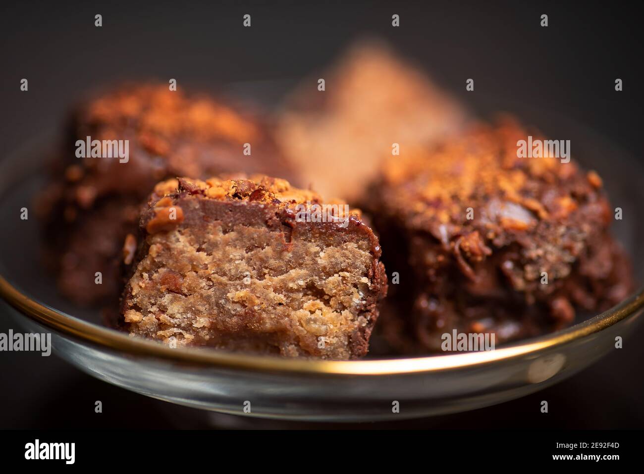 Dessert au gâteau au chocolat maison avec amandes sur fond sombre Banque D'Images
