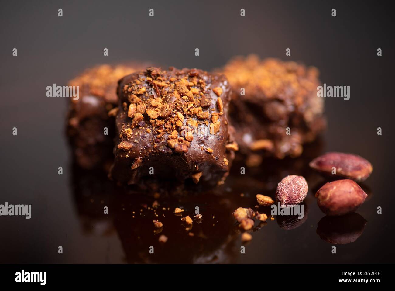 Dessert au gâteau au chocolat maison avec amandes sur fond sombre Banque D'Images