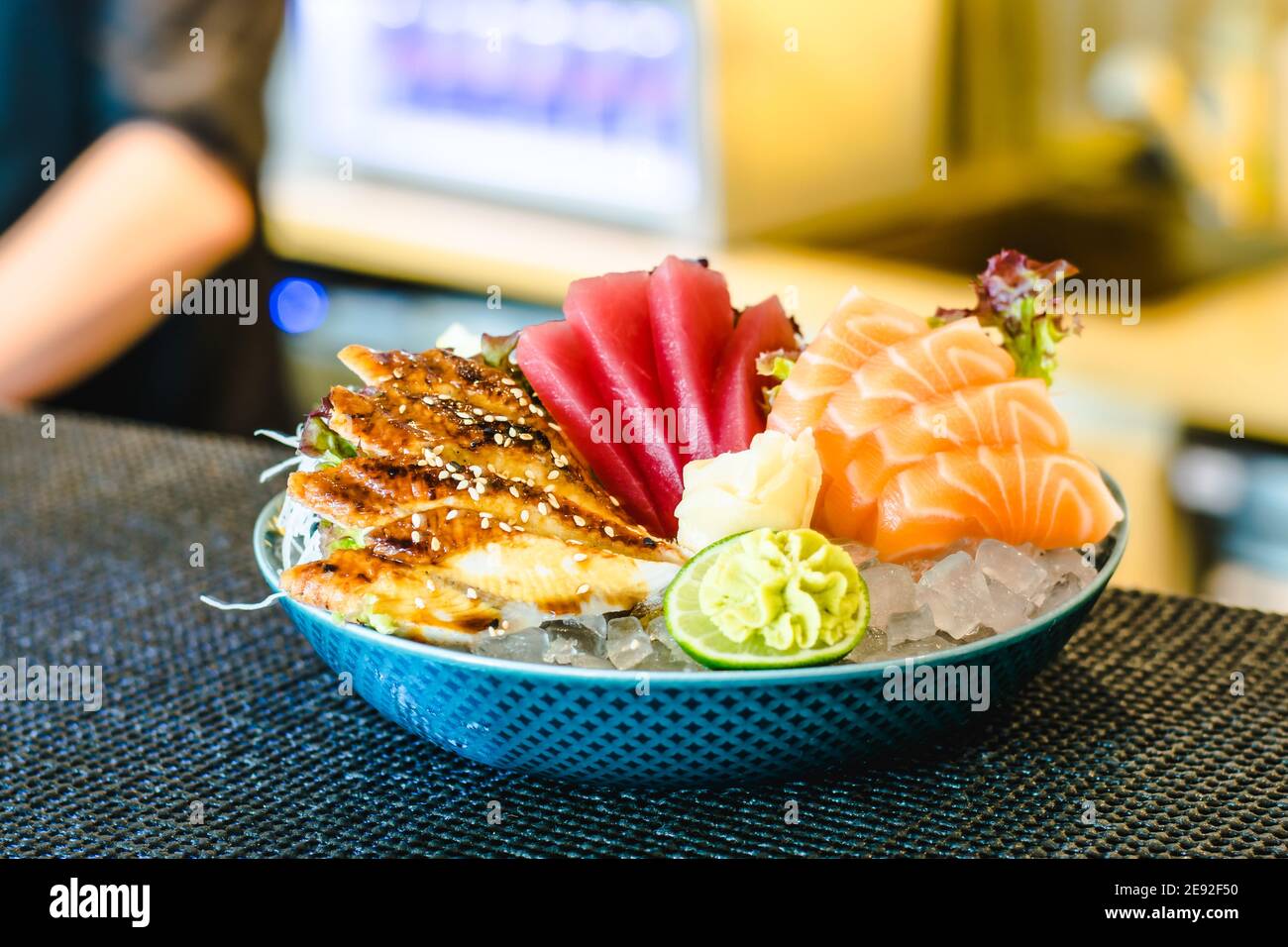 Différents types de (ebi, saké, unagi, maguro) sashimi sur glace dans un bol dans un restaurant Banque D'Images
