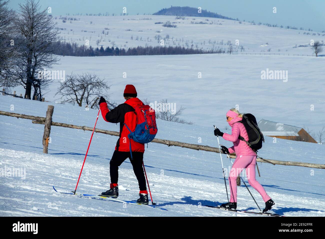 Erzgebirge personnes couple ski de fond dans les montagnes d'hiver Tchèque L'Allemagne borde les montagnes Ore Banque D'Images