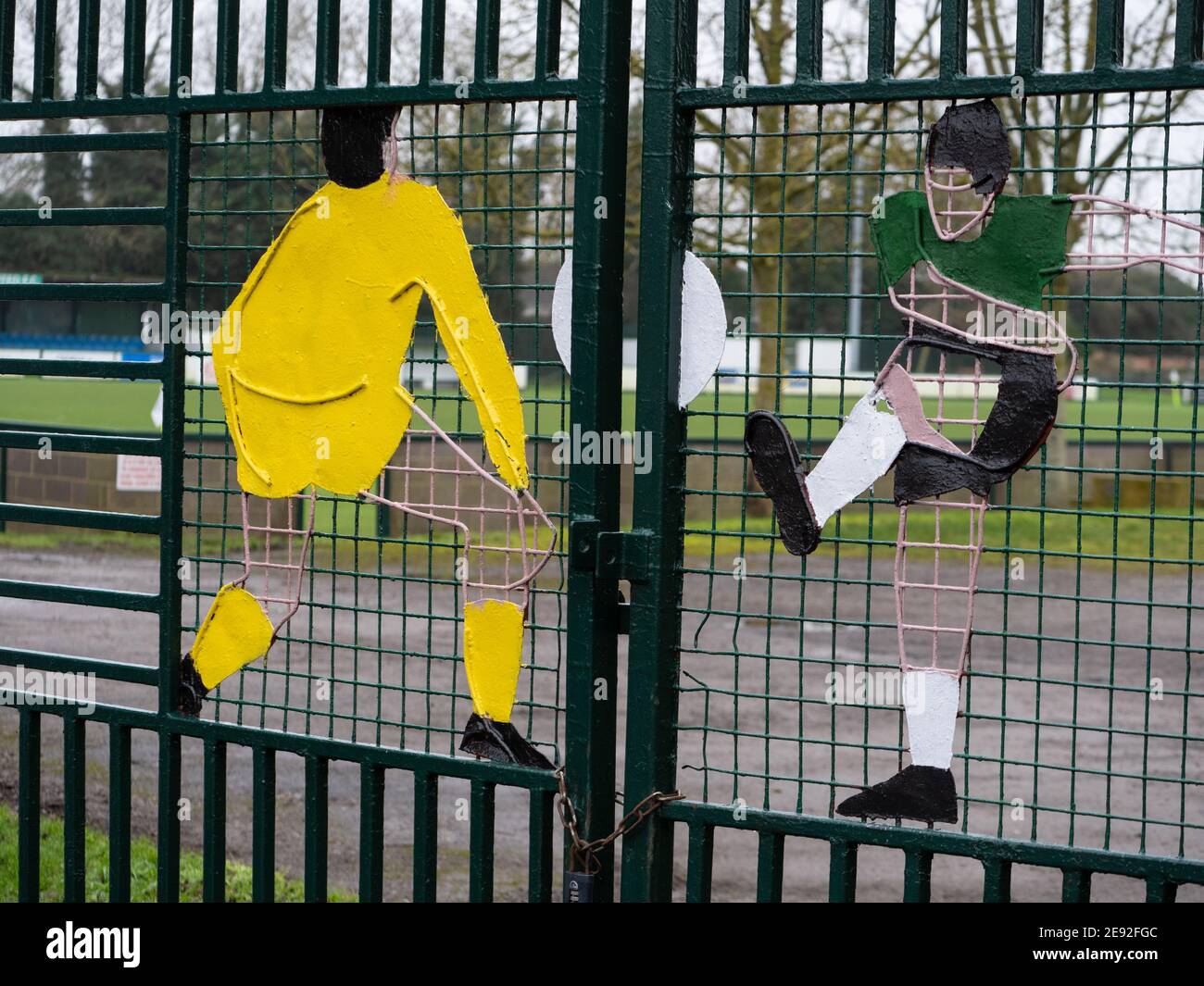 Portes d'entrée du Westbury United football Club montrant des sculptures de joueurs peintes sur elles. Banque D'Images