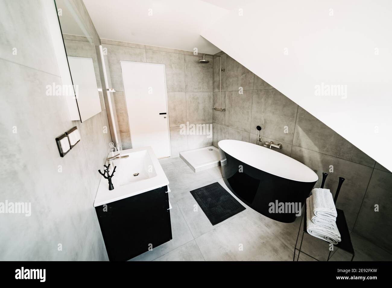 photo d'une salle de bains moderne en noir et blanc Banque D'Images
