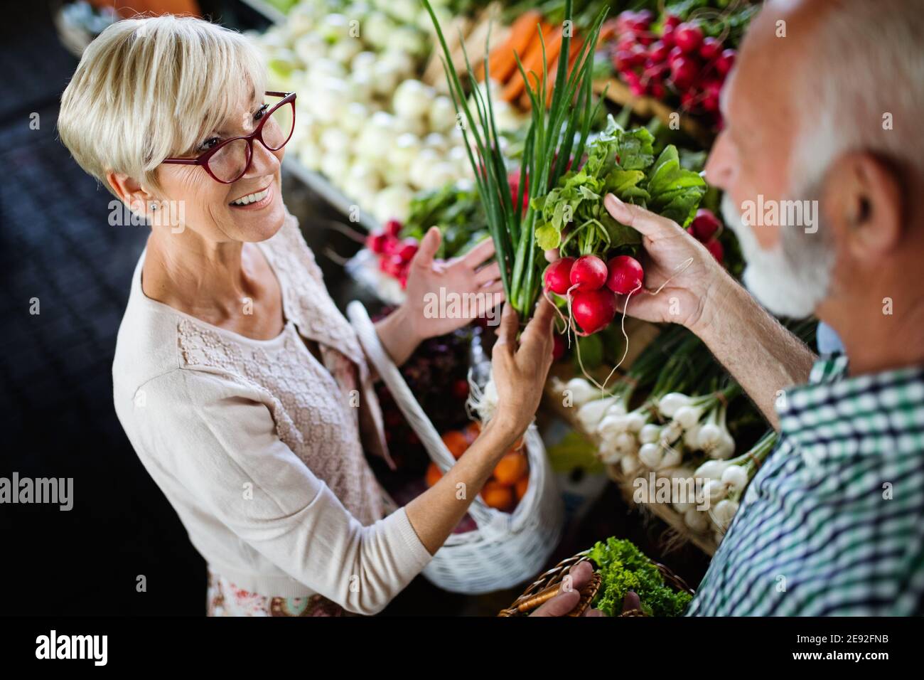 Magnifique Portrait de couple de personnes âgées dans le marché alimentaire buing Banque D'Images