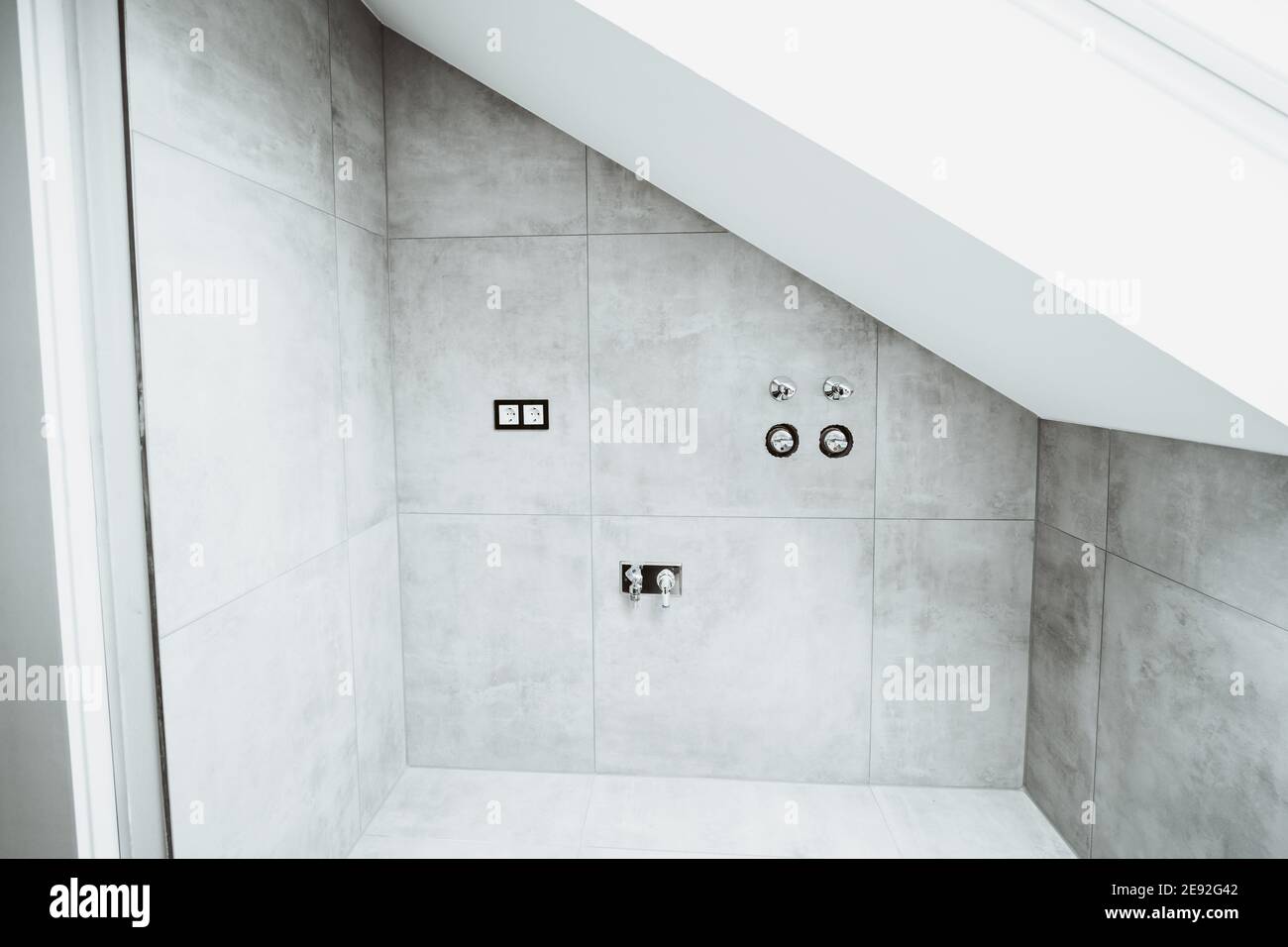 photo d'une douche murale en ciment dans une salle de bains Banque D'Images