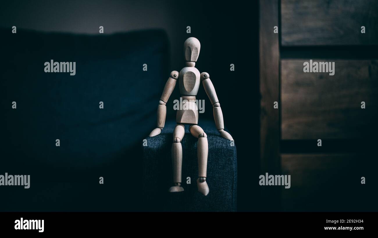 Photo sélective d'un gestalt en bois sur un canapé Banque D'Images