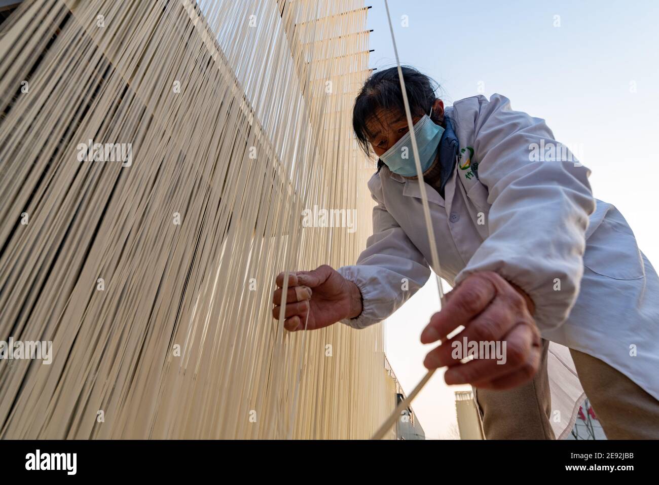 HEFEI, CHINE - 2 FÉVR. 2021 - UN travailleur porte des nouilles dans un atelier à Hefei, province d'Anhui, Chine, 2 févr. 2021. (Photo de Ruan Xuefeng / Costfoto/Sipa USA) Banque D'Images