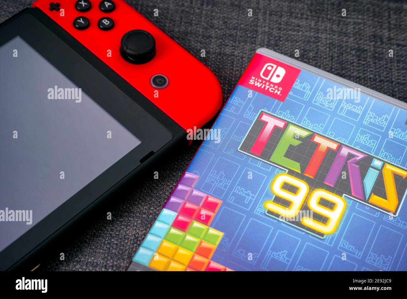 Tambov, Fédération de Russie - 01 janvier 2021 boîte de jeux vidéo Tetris  99 et console de jeux vidéo Nintendo Switch sur fond gris Photo Stock -  Alamy