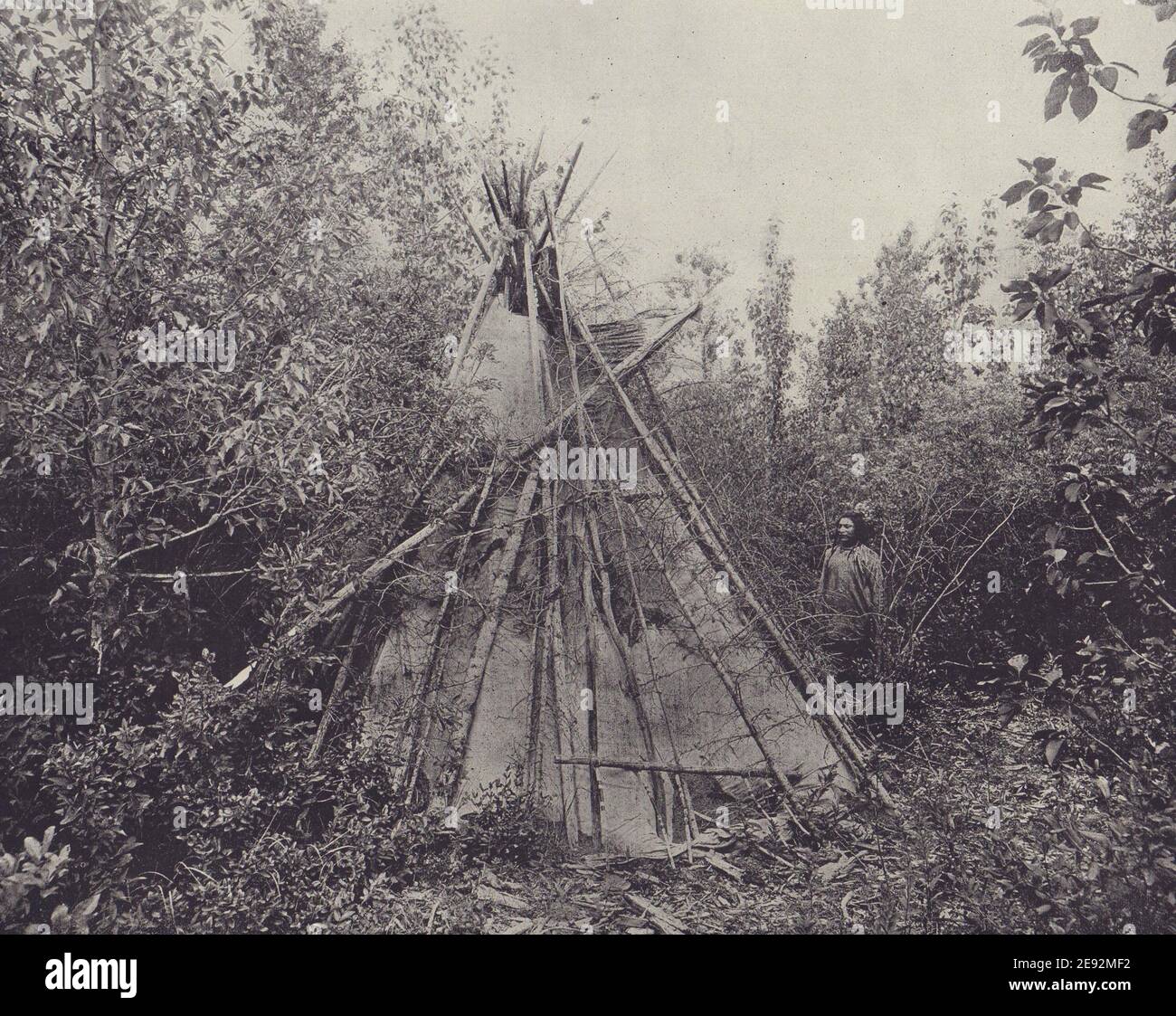 Tipi funéraire de l'épouse d'un chef du Nid-de-Corbeau, Montana. IMPRIMÉ ancien STODDARD 1895 Banque D'Images