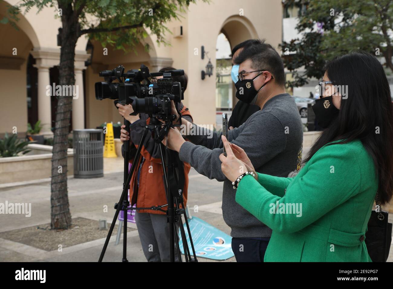 Beverly Hills, Californie, États-Unis. 1er février 2021. Les journalistes portent des masques à la conférence de presse de Los Angeles Beverly Arts (LABA) aux Beverly Canon Gardens à Beverly Hills, en Californie. Crédit: Sheri Determan Banque D'Images