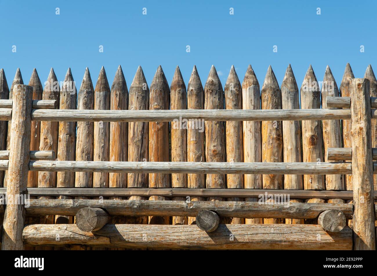 grande clôture en rondins en bois pointue au sommet. vieux piquet de bois Banque D'Images