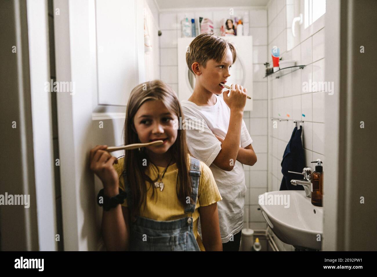 Le frère et la sœur se brossent les dents dans la salle de bains Banque D'Images