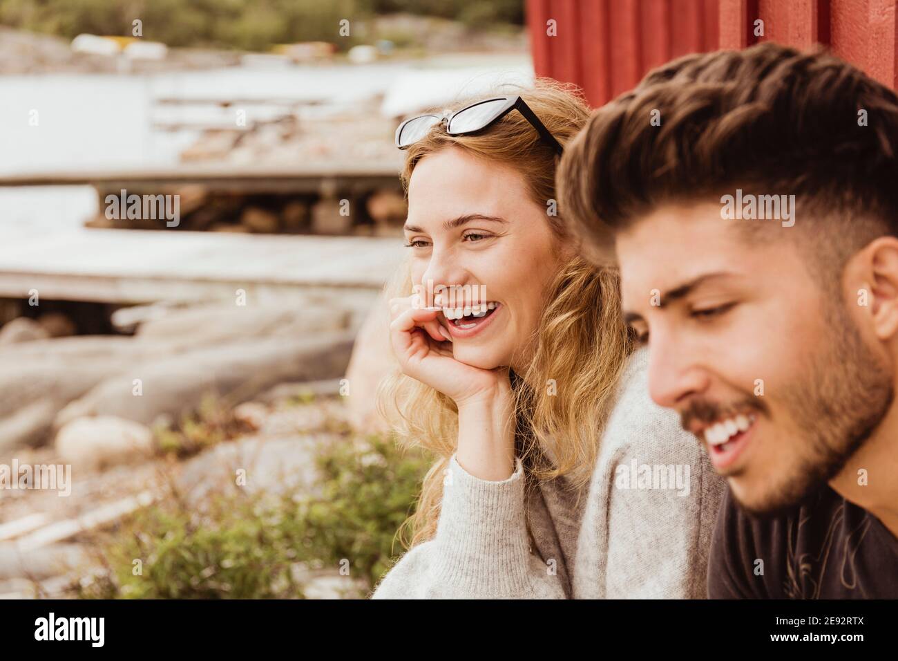 Des amis souriants passent du temps libre au port Banque D'Images