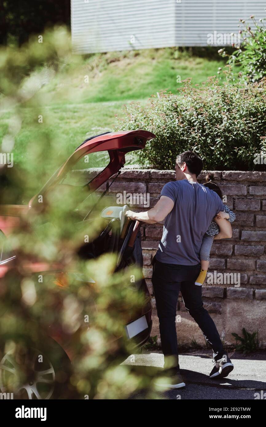 Le Pere Garde La Poussette De Bebe Dans Le Coffre De Voiture Tout En Portant Bebe Fils Sur La Route Photo Stock Alamy Le Pere Garde La Poussette De Bebe Dans Le Coffre De Voiture Tout En Portant Bebe Fils Sur La Route Photo Stock Alamy