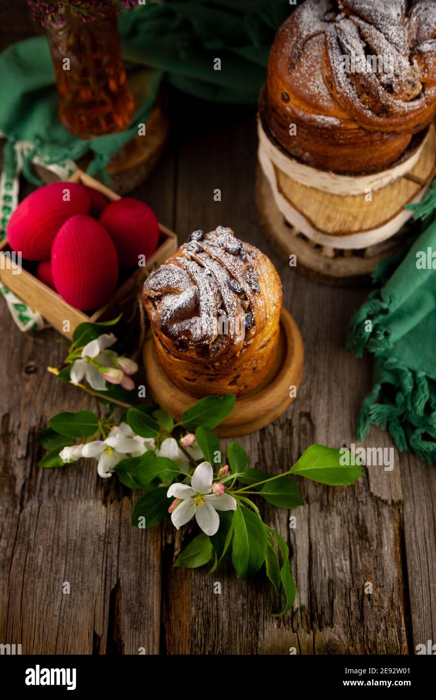 Kraffin gâteau de Pâques. Kraffins aux raisins secs, fruits confits et graines de pavot, arrosés de sucre en poudre. Gros plan de gâteau maison. Brut. Banque D'Images