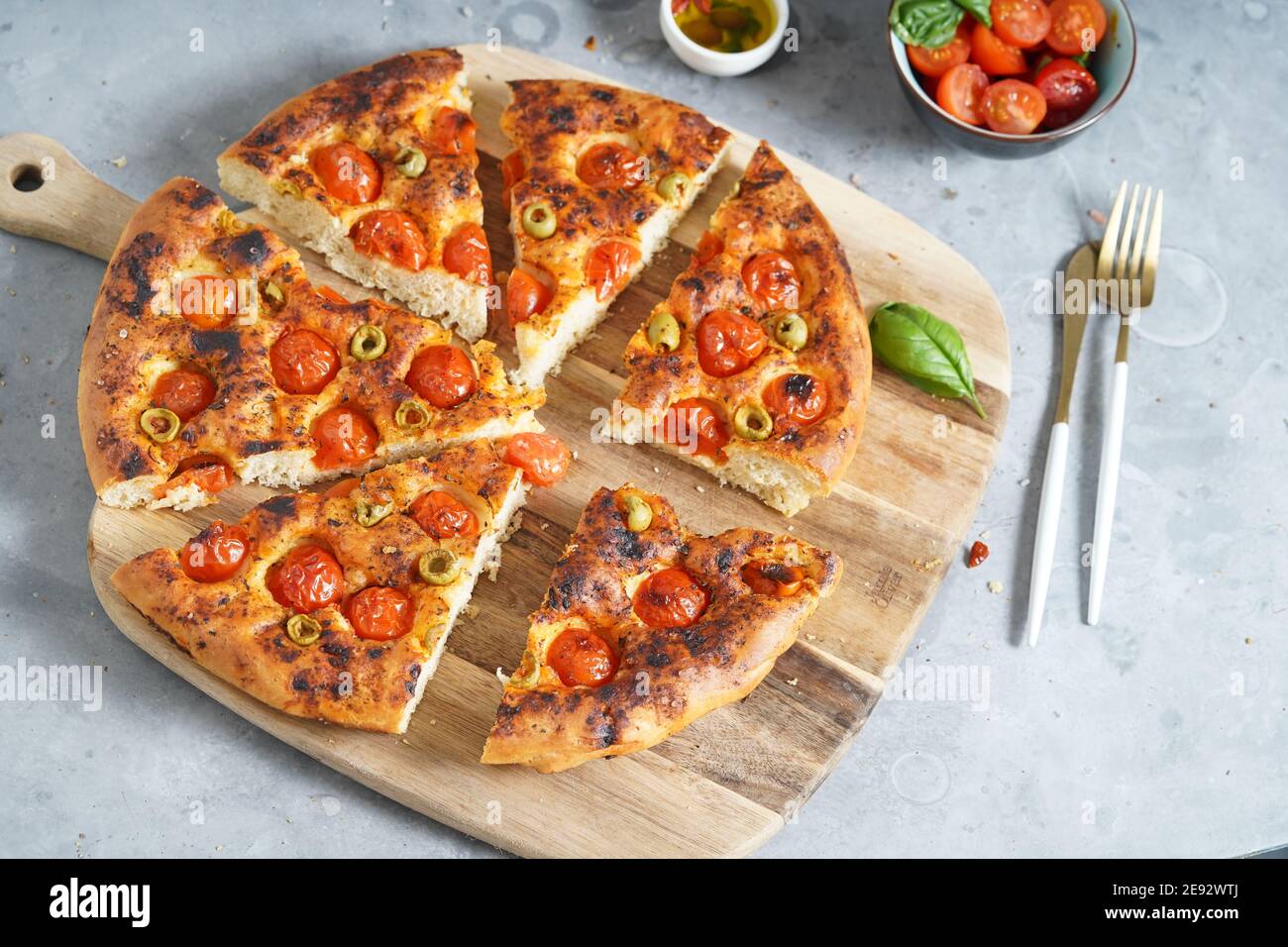 La focaccia est un pain italien plat cuit au four, de style et de texture similaires à la pizza; Banque D'Images