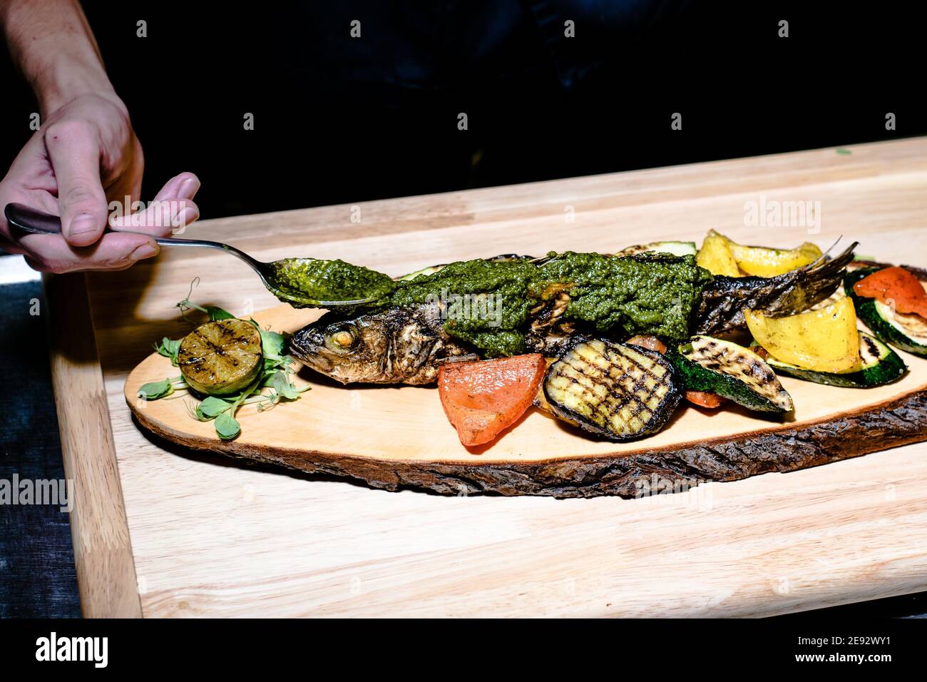 Poisson frit sur une assiette en bois dans un restaurant Banque D'Images