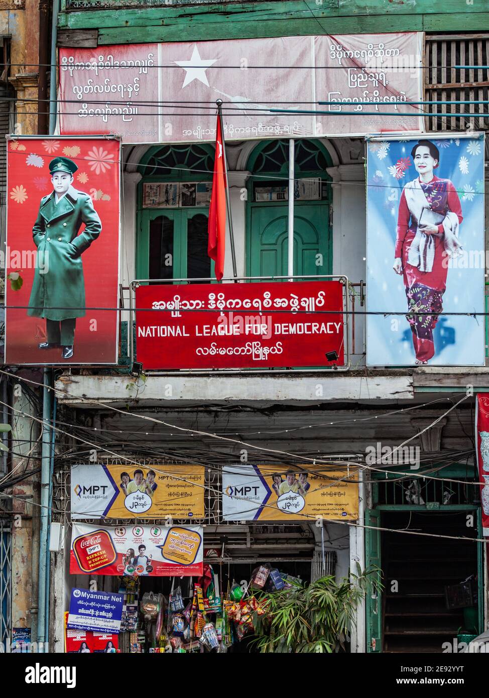 YANGON, MYANMAR - 2 JANVIER 2016 : Bureau de la Ligue nationale pour la démocratie avec des portraits d'Aung San et d'Aung San Suu Kyi à Yangon, au Myanmar. Banque D'Images