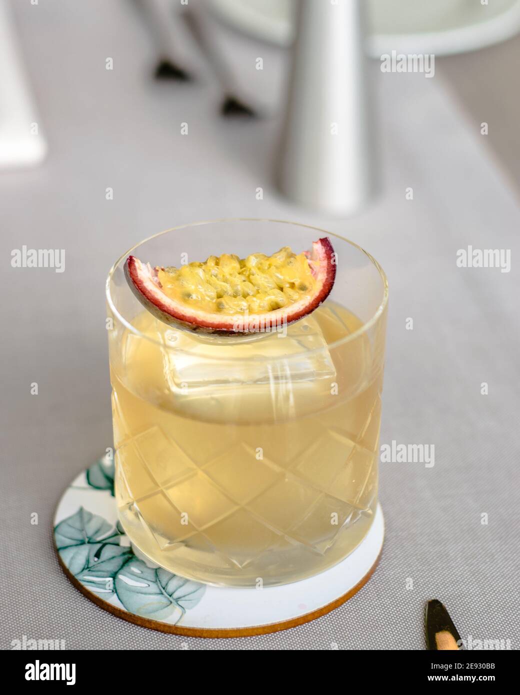 Cocktail à l'ancienne avec une touche de fruits de la passion Banque D'Images