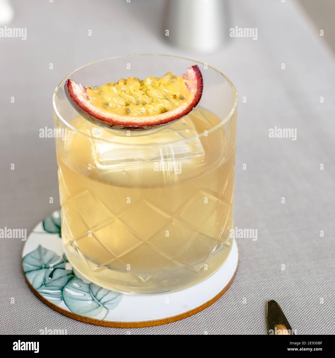 Cocktail à l'ancienne avec une touche de fruits de la passion Banque D'Images