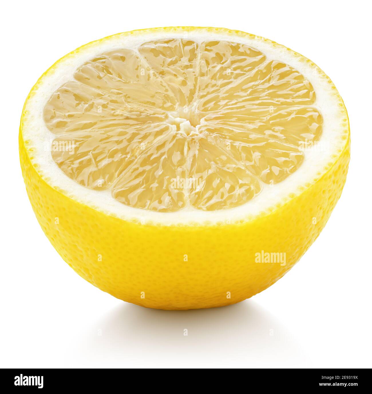 Moitié mûre de citron jaune agrumes isolés sur fond blanc avec passe-cheveux. Profondeur de champ complète. Banque D'Images
