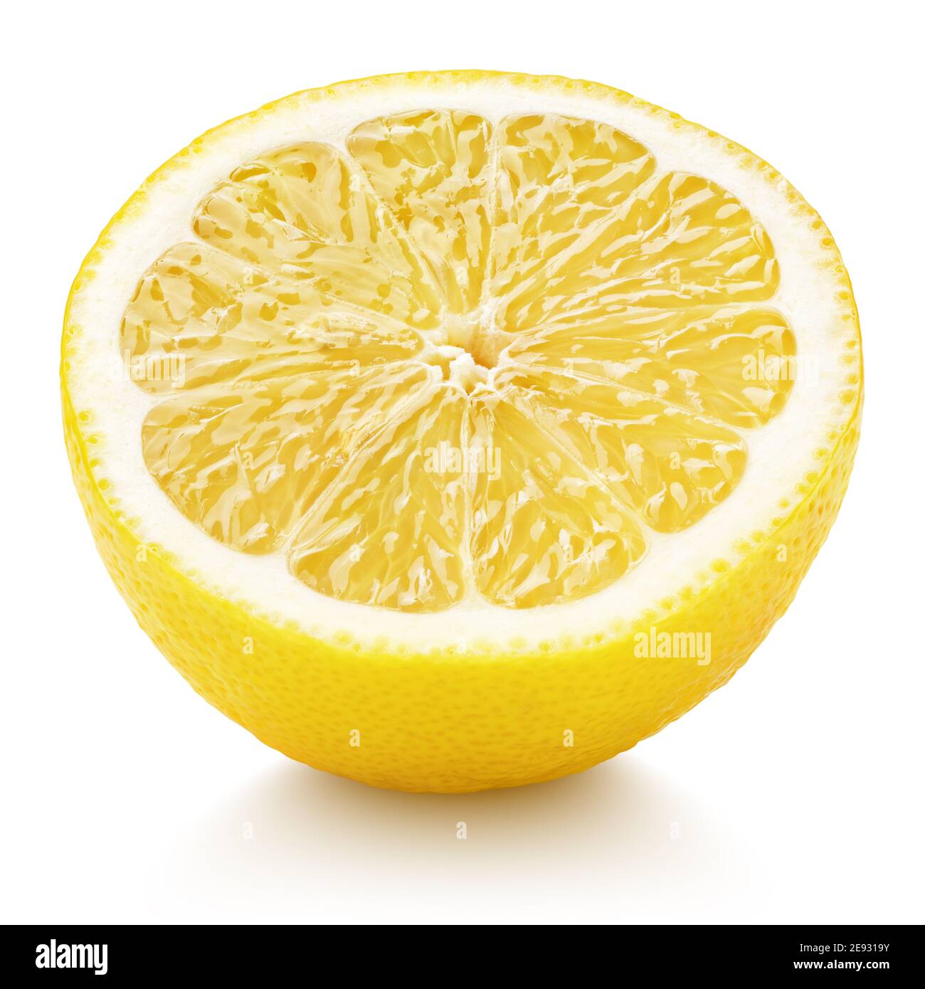 Moitié mûre de citron jaune agrumes isolés sur fond blanc avec passe-cheveux. Profondeur de champ complète. Banque D'Images