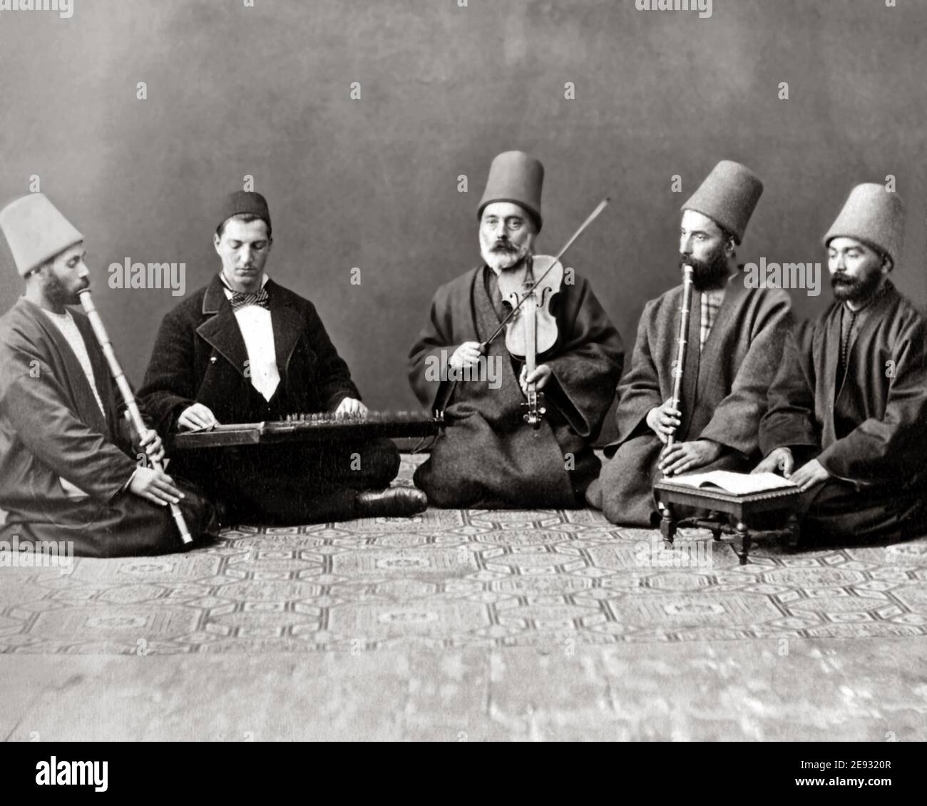 Photographie de la fin du XIXe siècle - musiciens turcs avec instruments de musique, Turquie. Banque D'Images