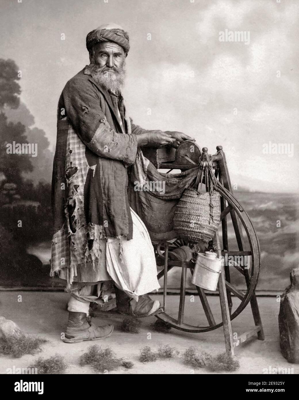 Photographie de la fin du XIXe siècle - broyeur de couteaux égyptien, homme aiguisant les couteaux avec une pierre entraînée par roue, Égypte Banque D'Images