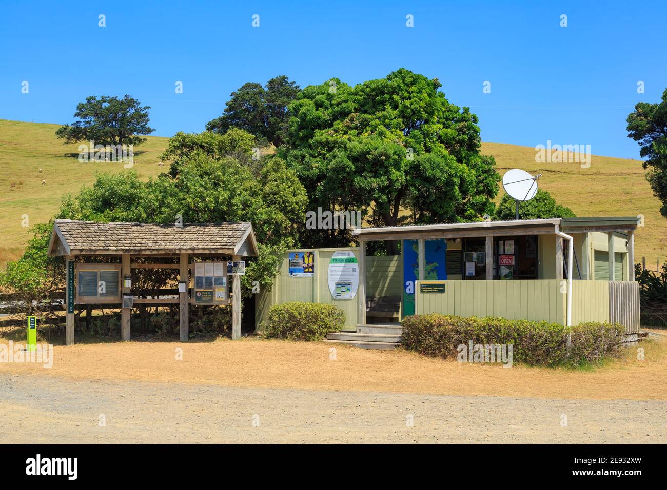Le terrain de camping du ministère de la conservation (DOC) à Port Jackson, à l'extrême nord de la péninsule de Coromandel, en Nouvelle-Zélande Banque D'Images