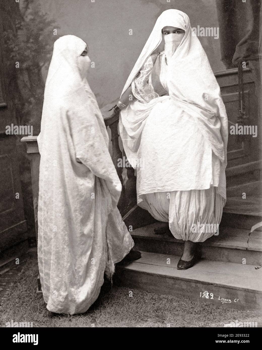 Photographie de la fin du XIXe siècle - femmes voilées, Algérie Banque D'Images