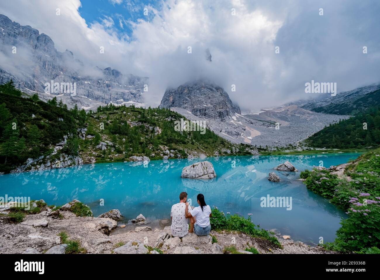 Magnifique lac Sorapis Lago di Sorapis dans les Dolomites, destination de voyage populaire en Italie. Lac bleu vert dans les Dolomites italiens. Couple randonnée dans les Dolomites Italie Banque D'Images